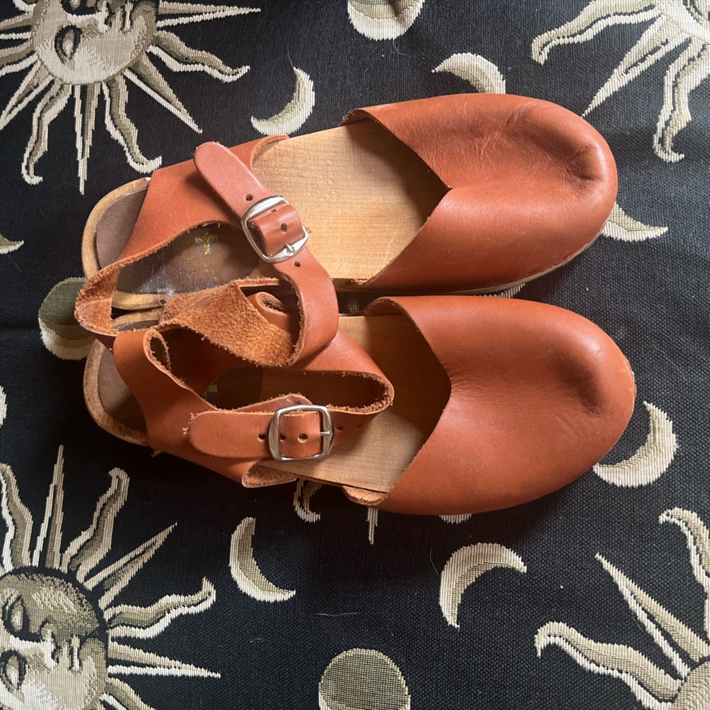 Swedish Hasbeens Closed Toe Tan Mary Jane Clogs size 38 (us size 7.5)